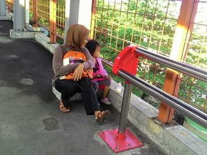 Bangku Jemuran Handuk di Stasiun dan Ketepatan Waktu Commuter Line
