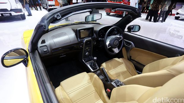 Daihatsu mini Copen tampil dalam ajang Indonesia International Motor Show (IIMS) 2016, di JIExpo Kemayoran, Jakarta.