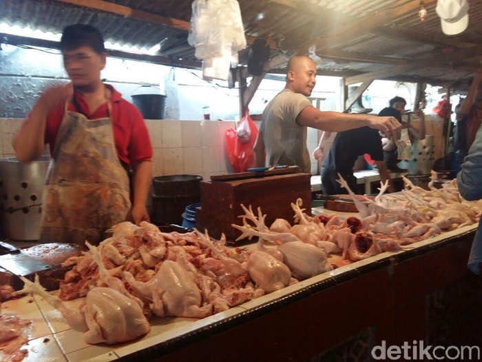 BPS: Harga Beras Turun di Mei, Bawang Merah dan Daging Ayam Naik