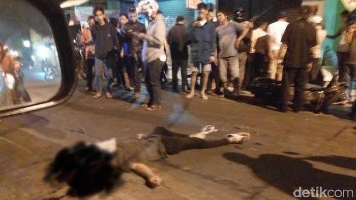 Kecelakaan di Condet, Seorang Wanita Tergeletak di Tengah Jalan