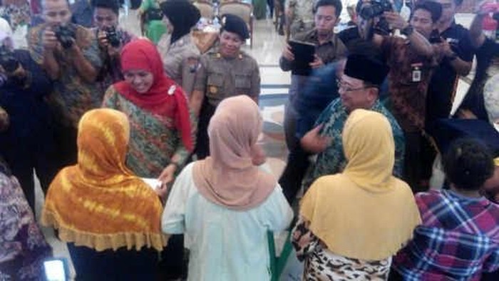 Mensos bagi-bagi SIM C ke Warga Kurang Mampu