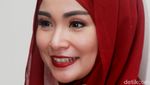 Gaya Soraya Larasati Berhijab Merah