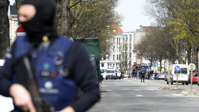 Polisi Brussels berjaga di Etterbeek, Brussels selama investigasi rangkaian serangan bom di Paris dan bandara Brussels.