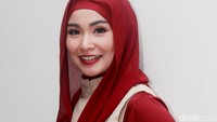 Ia kenakan hijab merah menyala yang dipadu dengan busana bernuansa krem. Pool/Gus Mun/detikFoto.