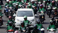 Akibatnya arus lalu lintas tersendat.