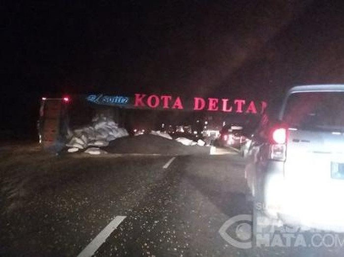Truk Fuso Bermuatan Kedelai Terguling di Tol Cikampek, Lalin Macet