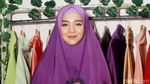 Manisnya Nuri Maulida Berhijab Syari Ungu
