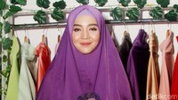 Ia tampil dibalut hijab syari ungu dupadu dengan dress bernuansa merah dan emas. Pool/Gus Mun/detikFoto.