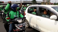 Driver Go-Jek menyampa Wiwin, Lady Go-Jek yang diamputasi karena kecelakaan.