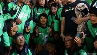 Ratusan driver Go-Jek menyemangati wanita pengemudi Go-Jek Wiwin Harsani (39) yang terpaksa diamputasi kakinya akibat kecelakaan.