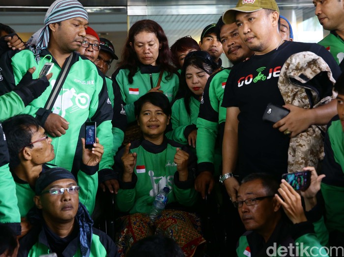 Solidaritas Pasukan Hijau Menyemangati Driver Go-Jek Wanita yang Diamputasi