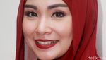 Gaya Soraya Larasati Berhijab Merah