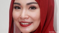 Bibirnya juga dipoles dengan lipstik berwarna merah terang. Pool/Gus Mun/detikFoto.