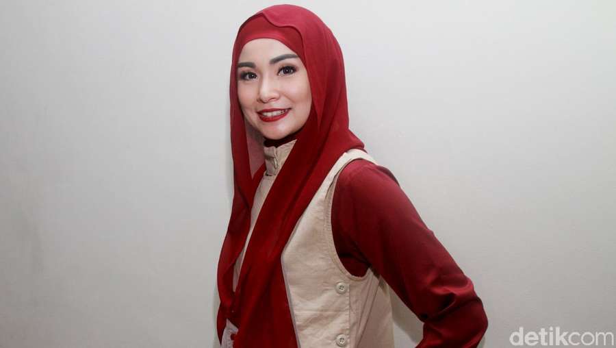 Gaya Soraya Larasati Berhijab Merah