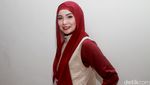 Gaya Soraya Larasati Berhijab Merah