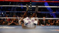 Pacquiao dua kali menjatuhkan lawannya, masing-masing pada ronde ketujuh dan kesembilan. Namun, Bradley masih mampu bangkit dan melanjutkan pertarungan. Christian Petersen/Getty Images.