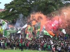 Lagi-lagi Bonek Paksa Masuk Stadion Banyuangga