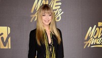 Pada kesempatan itu, ia tampil chic dibalut setelan blazer hitam bergaris, heels hitam dan clutch bag juga berwarna hitam. Frazer Harrison/Getty Images/detikFoto.