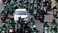 Mereka mengantarkan rekan mereka yang keluar dari RS seusai diamputasi karena kecelakaan.