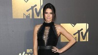 Kendall tampil dalam balutan dress hitam menerawang yang seksi di acara yang digelar di Burbank, California, Sabtu (9/4/2016) waktu setempat. Frederick M. Brown/Getty Images/detikFoto.