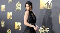 Lewat dress tersebut, ia memamerkan kaki jenjangnya yang dililit tali heels sepaha. Emma McIntyre/Getty Images for MTV/detikFoto.