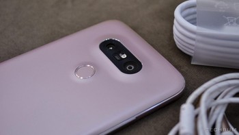 LG G5 mengusung dua kamera belakang, masing-masing resolusi 16 megapixel dan 8 megapixel wide angle. Foto: techrum