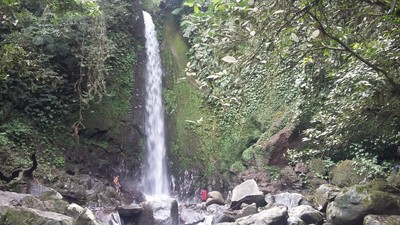 Pesona Air Terjun Titian Batu Kawangan di Lombok Tengah