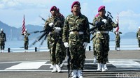 Atraksi prajurit TNI AL menyambut kedatangan peserta latihan Komodo 2016. Ist/Puspen TNI.