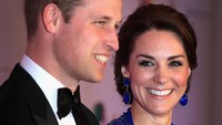 Kate memadukan dress birunya dengan anting yang juga berwarna biru senada. Chris Jackson/Getty Images/detikFoto.