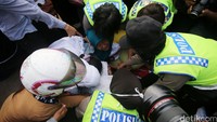 Puluhan warga itu sempat menolak penertiban.