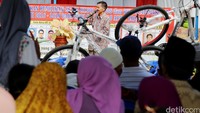 Layaknya pemilihan kepala daerah para kandidat juga harus menyampaikan visi dan misinya dihadapan ratusan warga.