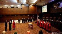 Anwar Usman disumpah di hadapan Ketua MK Arif Hidayat.