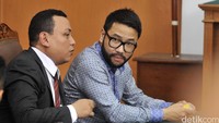 Ia cukup lama menanti hingga akhirnya sidang dimulai pukul 12.30 WIB. Pool/Noel/detikFoto.
