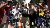 Ferrial bergegas menuju mobilnya.