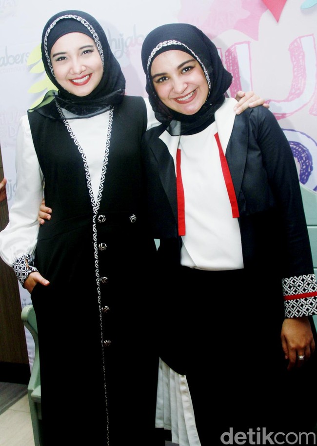 Ia juga membuat koleksi bersama Shireen Sungkar dengan label Zashi. Gaya etnik monokrom menjadi ciri khas gayanya tahun 2017. Foto: Gus Mun/detikHOT