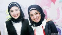 Penampilan Zaskia dan Shireen. Pool/Gus Mun/detikFoto.