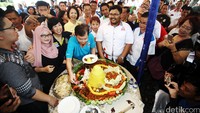 Dalam acara syukuran ini, Teman Ahok memotong tumpeng sebagai simbol syukuran, Senin (11/04/2016).