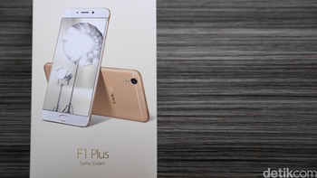 Oppo pun memberikan sebuah casing berbahan silicon dalam paket penjualan F1 Plus. Foto: detikINET - Anggoro Suryo Jati