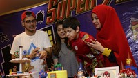 Arsen yang kenakan kostum Iron Man meniup lilin di kue ulang tahunnya. Pool/Palevi S/detikFoto.