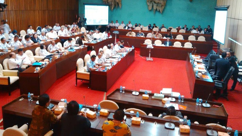 Jonan Rapat Dengan Komisi V DPR Bahas Kecelakaan Pesawat dan Taksi Online Jonan Rapat Dengan Komisi V DPR Bahas Kecelakaan Pesawat dan Taksi Online