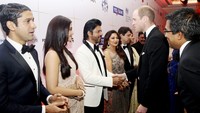 William menjabat tangan Shah Rukh Khan di acara yang digelar di Taj Mahal Palace Hotel pada Minggu (10/4/2016) waktu setempat. REUTERS/Rafiq Maqbool/Pool/detikFoto.