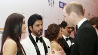 Ia mengobrol dengan Shah Rukh Khan dan Aishwarya Rai. REUTERS/Rafiq Maqbool/Pool/detikFoto.
