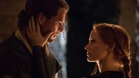 Chris tak tampil sendiri, kali ini ia ditemani Jessica Chastain yang berperan sebagai Sara saat membasmi para penyihir jahat. (Dok. Universal Pictures)