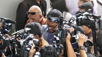 Seperti biasanya, Eka menutup rapat mulutnya setiap kali ditanya mengenai usahanya untuk bercerai dengan Cathy. Pool/Noel/detikFoto.
