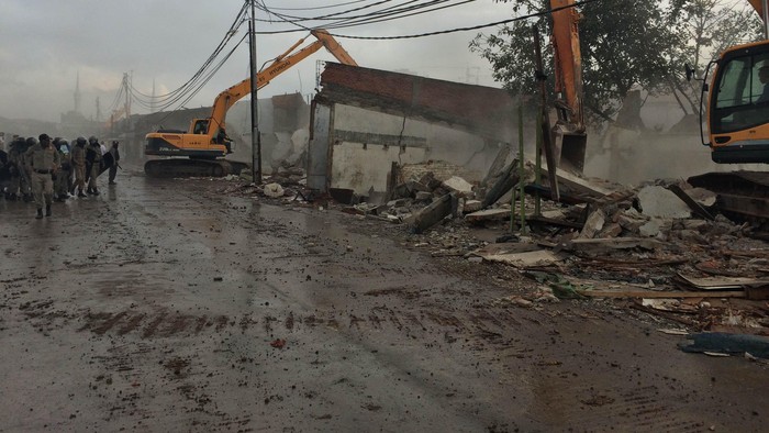 Di Tengah Hujan, 2 Alat Berat Mulai Tertibkan Pasar Ikan Luar Batang