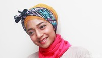 Marsha tampil dibalut busana hitam dan abu-abu dipadu hijab dan syal yang penuh warna. Pool/Gus Mun/detikFoto.