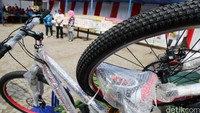Untuk menambah antusias warga menyoblos, dihadirkan hadiah doorprise berupa sepeda.