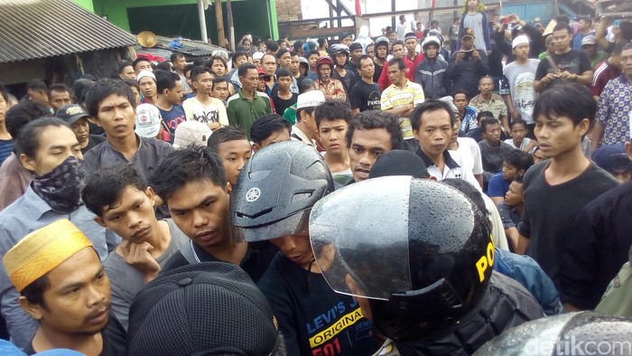 Tolak Penertiban Luar Batang, Warga Dorong-dorongan dengan Satpol PP