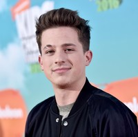 Banyak penggemar mengira kalau Charlie Puth sengaja mencukur alis kanannya untuk terlihat lebih gaya. Ternyata itu adalah bekas luka akibat digigit anjing ketika usianya 2 tahun. Foto: Alberto E. Rodriguez