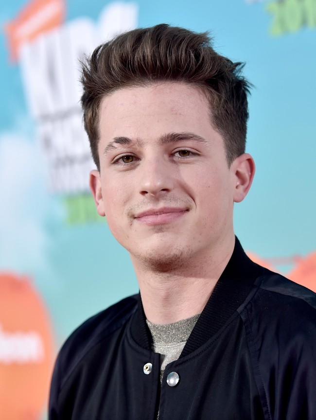 Banyak penggemar mengira kalau Charlie Puth sengaja mencukur alis kanannya untuk terlihat lebih gaya. Ternyata itu adalah bekas luka akibat digigit anjing ketika usianya 2 tahun. Foto: Alberto E. Rodriguez